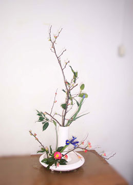 小原流花意匠；　装い　冬の生花