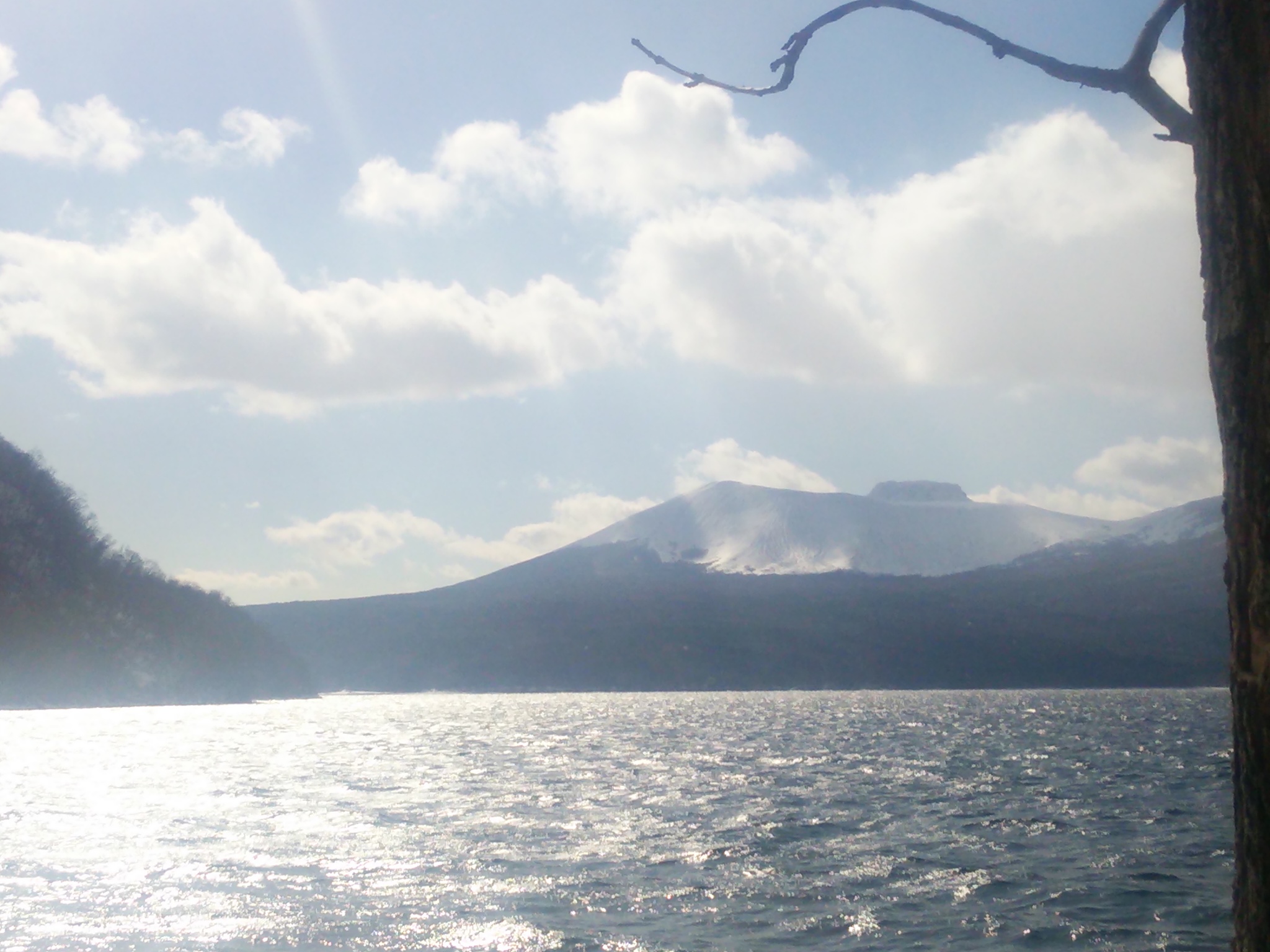 支笏湖畔から樽前山