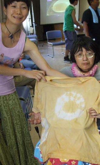 白いTシャツが桜の葉・枝で見事に染め上がりました！