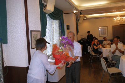 古希のお祝いの花束贈呈