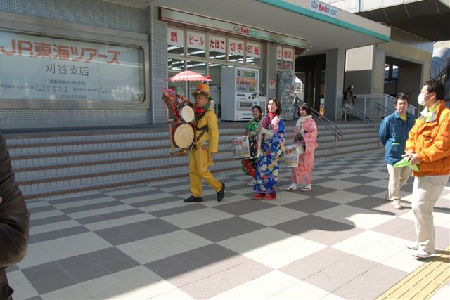 brightly‐dressed musicians playing in the street for advertising purposes.