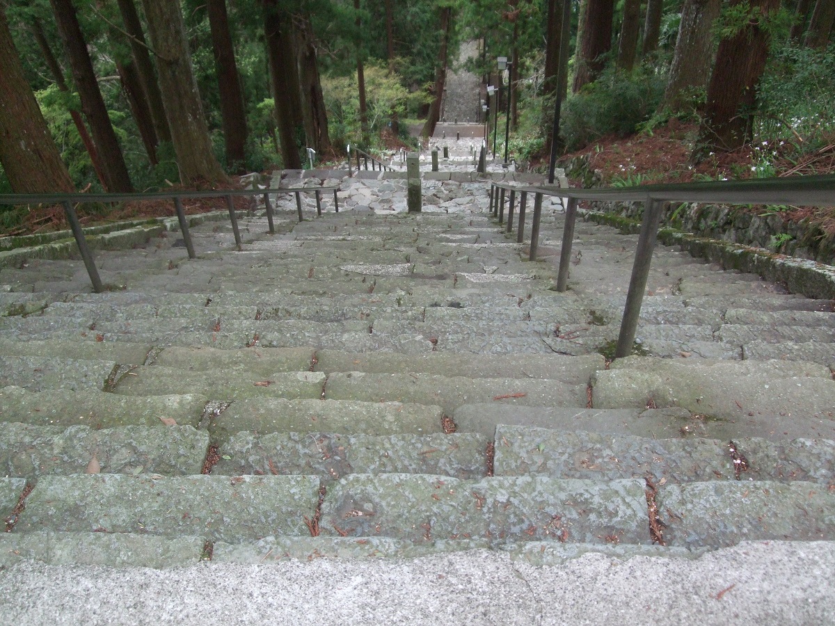 久遠寺本堂へ上がる石段