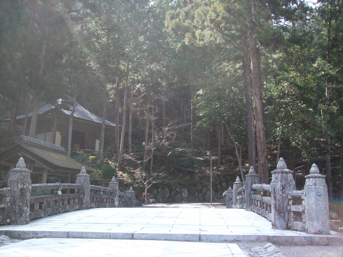 霊山橋を渡り御廟所へ向かいます